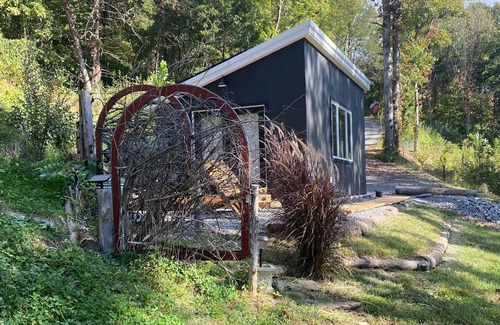 Whitleyville Cabin | Emerald Eyes Cliffside Tiny House on 30 acres with River & Countryside Vistas