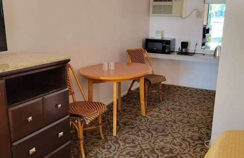 Blythe Hotel | Emerald Inn & Lounge