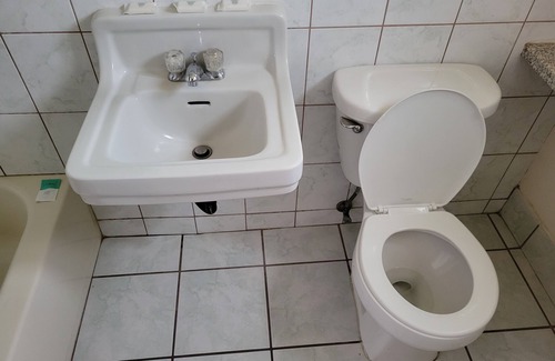 Blythe Hotel | Emerald Inn & Lounge