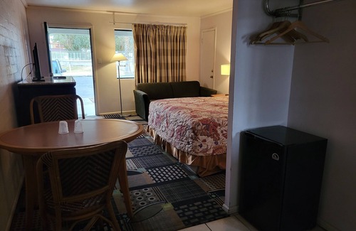 Blythe Hotel | Emerald Inn & Lounge