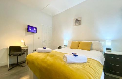 Stoke-on-Trent House | Emerald Living - Hanley, Stoke-on-Trent, sleeps 5, with free parking!