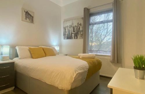 Stoke-on-Trent House | Emerald Living - Hanley, Stoke-on-Trent, sleeps 5, with free parking!