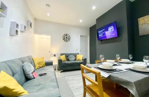 Stoke-on-Trent House | Emerald Living - Hanley, Stoke-on-Trent, sleeps 5, with free parking!