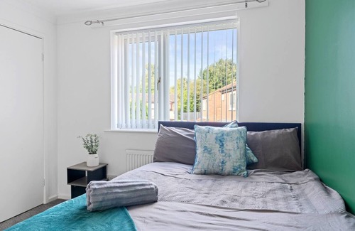 Nottingham House | Emerald Luxe 3BR: Your Long-Stay Retreat