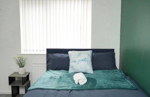 Nottingham House | Emerald Luxe 3BR: Your Long-Stay Retreat