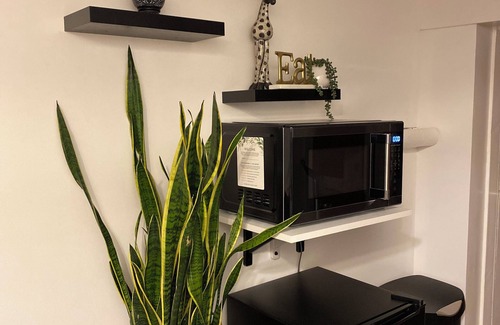 Teaneck Apartment | Emerald Oasis, Stylish & Clean close to NYC & airports