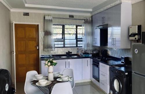 Harare House | Emerald Suite Sleeps 6 with Free Parking