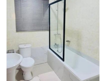 Harare House | Emerald Suite Sleeps 6 with Free Parking