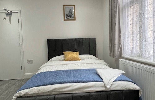 Clayhall House | En-suite Double Room
