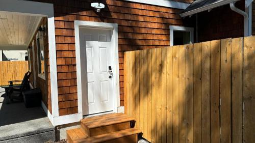 Point Roberts House | En-suite with separate entrance