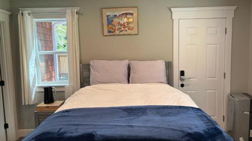 Point Roberts House | En-suite with separate entrance