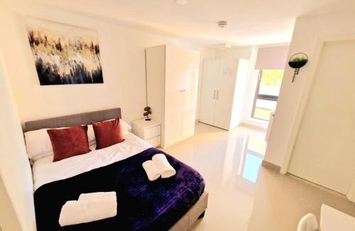 Leeds House | En-suites Suites - Leeds City Retreat with Kitchenette- LGI Hospital- Free 5G WIFI & Netflix- University - Contractors - Short Stays