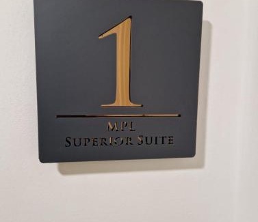 Leeds House | En-suites Suites - Leeds City Retreat with Kitchenette- LGI Hospital- Free 5G WIFI & Netflix- University - Contractors - Short Stays