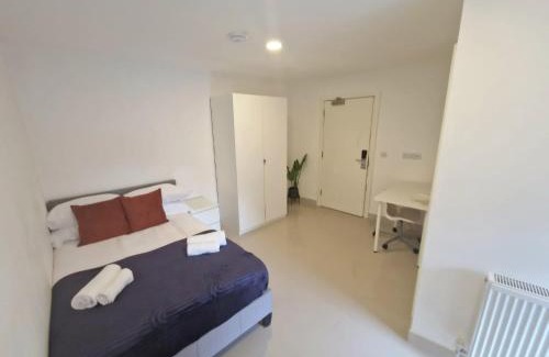Leeds House | En-suites Suites - Leeds City Retreat with Kitchenette- LGI Hospital- Free 5G WIFI & Netflix- University - Contractors - Short Stays