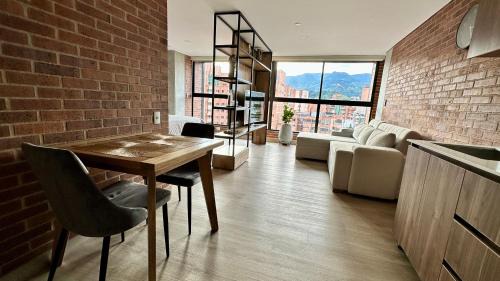 Laureles Apartment | Encanto moderno en Laureles Medellin con vista y AC