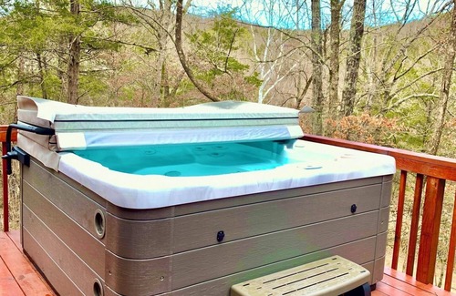 Eureka Springs Cabin | Enchanted Forest Whispering Pines- 2 bedroom Cabin with Hot Tub! Hiking Trail & Cave on property!
