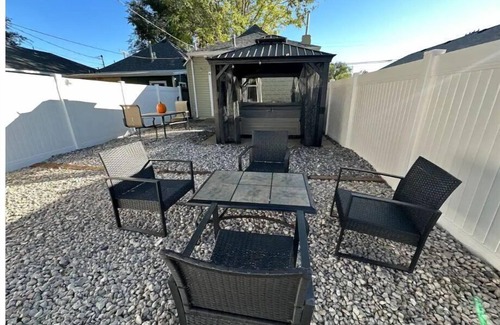 Fairpark House | Enchanted Urban Tree House - Hot Tub Experience