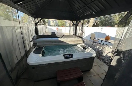 Fairpark House | Enchanted Urban Tree House - Hot Tub Experience