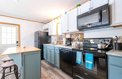 Glenville Cabin | Enchanting Cabin with Breathtaking Sunset and Lake Views in North Carolina