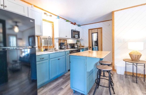 Glenville Cabin | Enchanting Cabin with Breathtaking Sunset and Lake Views in North Carolina