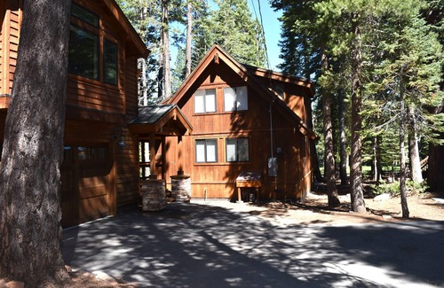 Truckee Ski Chalet | Enchanting Chalet on the 16th fairway of Tahoe Donner