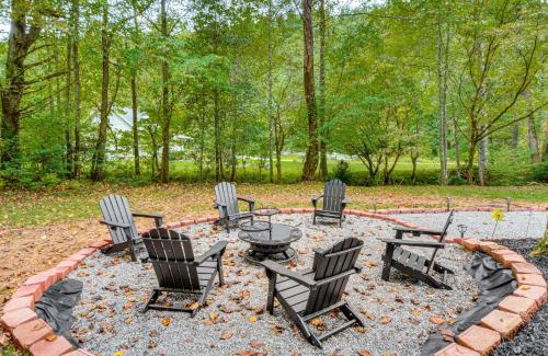 Helen House | Enchanting Creekside Hiawassee Cottage with Hot Tub