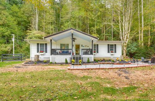 Helen House | Enchanting Creekside Hiawassee Cottage with Hot Tub