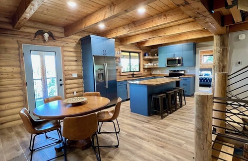 Beaver Cabin | Enchanting log cabin in Beaver near Eagle Point, sleeps 20+