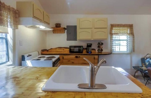 Luttrell House | Enchanting One-BDRM Rural Area