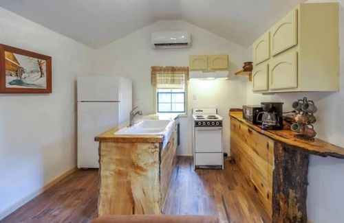 Luttrell House | Enchanting One-BDRM Rural Area