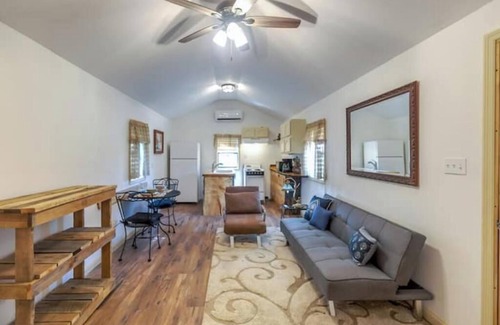 Luttrell House | Enchanting One-BDRM Rural Area