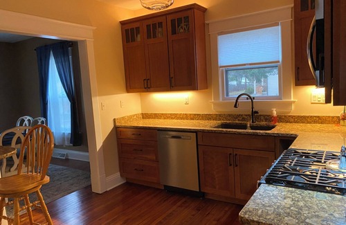 Roseland House | End of season discounts! Walking distance to campus trolleys,not owner occupied!