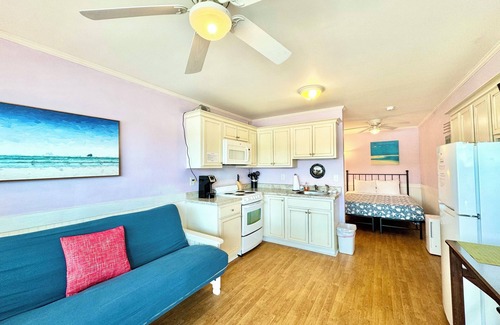 Atlantic Beach Condo | End Unit in Oceanside Community Private Beach Access Pool Kitchen WiFi BBQ Grill