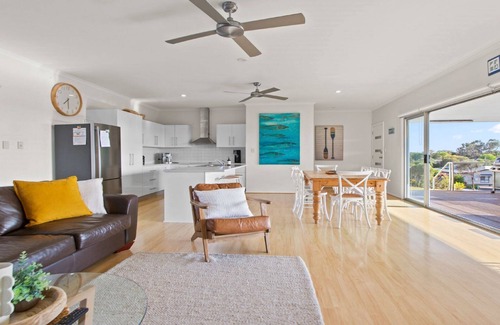 Lake Wangary House | Endeavour View is a fantastic 4 bedroom holiday home