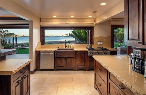 Crown Point House | Endless Summer by Avantstay Serene Beachfront Escape w/Sunset Views!