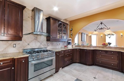 Central Okanagan House | Endless Views by the Lake