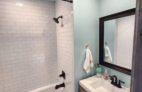Durant Apartment | Engine Room on the Tracks hot tub