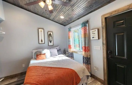 Durant Apartment | Engine Room on the Tracks hot tub