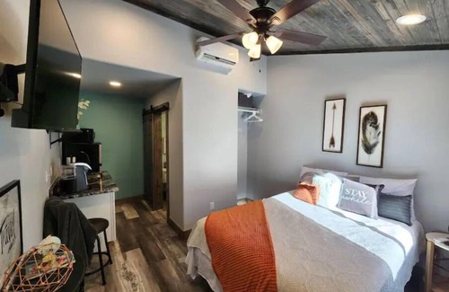 Durant Apartment | Engine Room on the Tracks hot tub