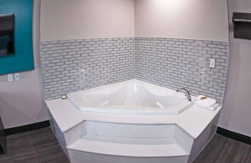 South Gate House | Enjoy a good deal on a comfortable stay in a convenient location