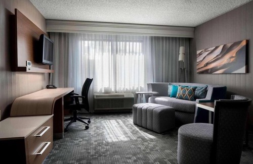Tempe Hotel | Enjoy a Hassle-Free and Suiting Stay! Pets are Allowed, Outdoor Swimming Pool!