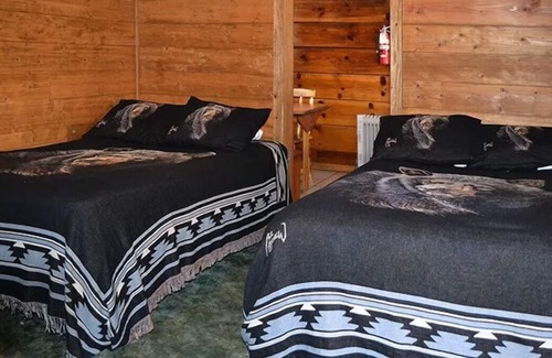 Union Creek House | Enjoy a Hassle Free Stay! 2 Spacious Units, Close to Rogue River Gorge Viewpoint