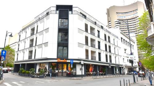 Jibert Apartment | Enjoy a premium downtown apartment in a BRAND-NEW ART DECO BUILDING! Free parking!