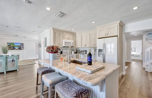 Deerfield Beach House | Enjoy a stay at The Blue Wave Beach Home! Pet- Friendly!