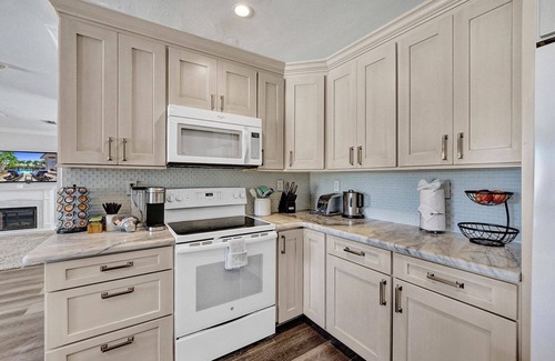 Deerfield Beach House | Enjoy a stay at The Blue Wave Beach Home! Pet- Friendly!