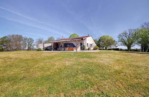 Tombeboeuf House | Enjoy a wonderful time in this child-friendly country house with pool and panoramic views.