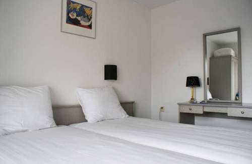 Nieuwvliet Hotel | Enjoy Beachside Serenity in 2 Pristine Rooms Close to For Freedom Museum