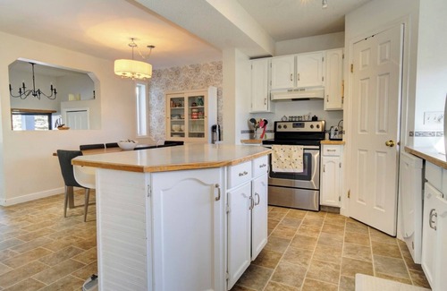 Calgary House | Enjoy calm suburbs of Calgary Alberta with quick access to the Rocky Mountains