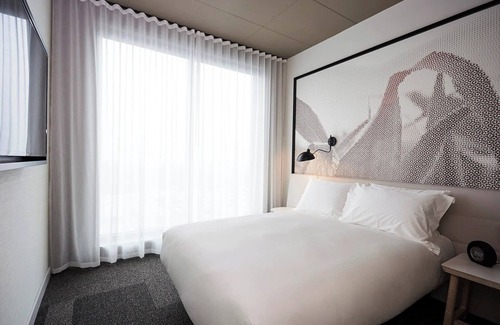 Brossard Hotel | Enjoy Comfort & Style in Spacious Room w/High Ceilings + City Views – Brossard