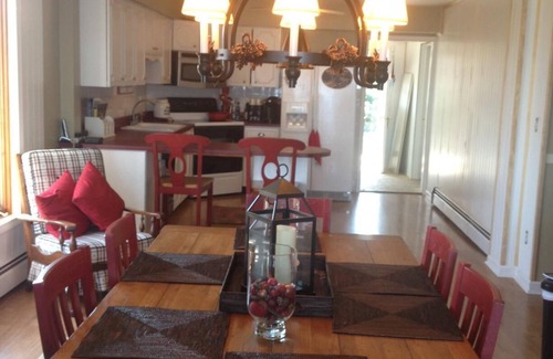 North East House | Enjoy Family & Friends on Thanksgiving Nov 26, 27, 28, 29 Cozy Lakefront Home